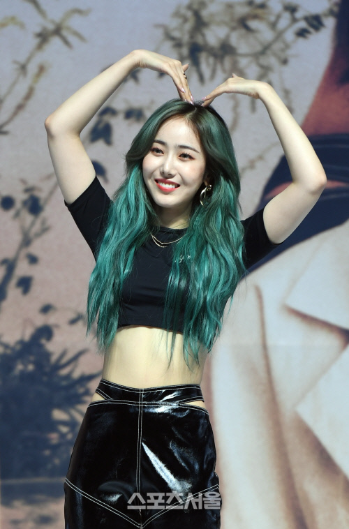 [포토]여자친구 신비, '헤어 컬러 유지하기 힘들어요!'