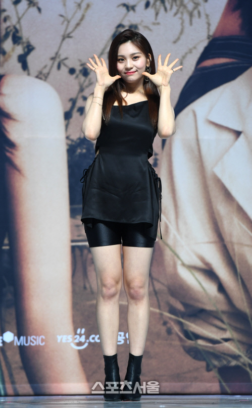 [포토]여자친구 엄지, '열대야' 포즈예요!