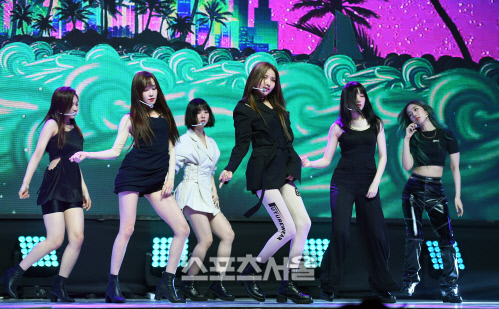 [포토]타이틀곡 '열대야' 무대 선보이는 여자친구