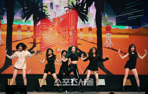 [포토]타이틀곡 '열대야' 무대 선보이는 여자친구