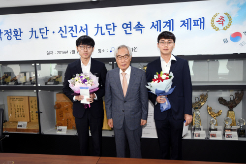 (왼쪽부터) 신진서 9단, 임채정 한국기원 총재, 박정환 9단