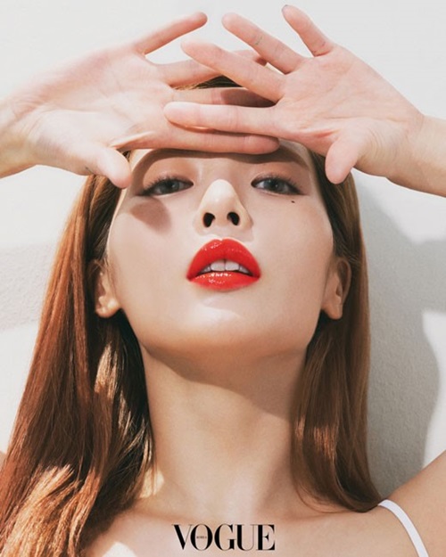 눈빛 하나로 표현 가능한 '패왕색' 현아의 여름 화보 공개