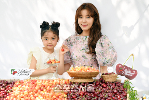 [포토]정시아와 딸 백서우 양, 체리 좋아요!