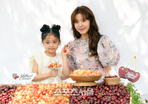 [포토]정시아 딸 백서우, '전 오렌지색 체리가 더 좋아요!'