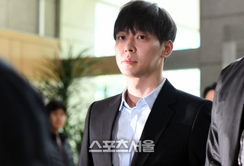 '집행유예' 박유천, 68일만 석방 "봉사하며 살 것"…팬들 "울지마"