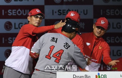 [포토]염경엽 감독, 최정 20호 홈런 축하해!