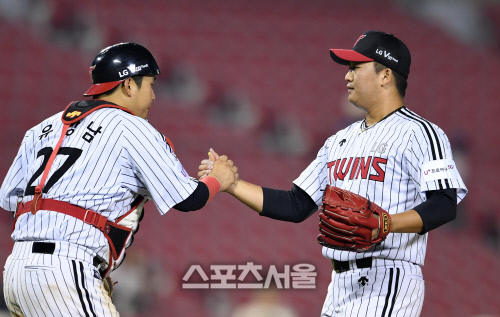 [포토]LG 고우석, 승리를 지켜냈다!