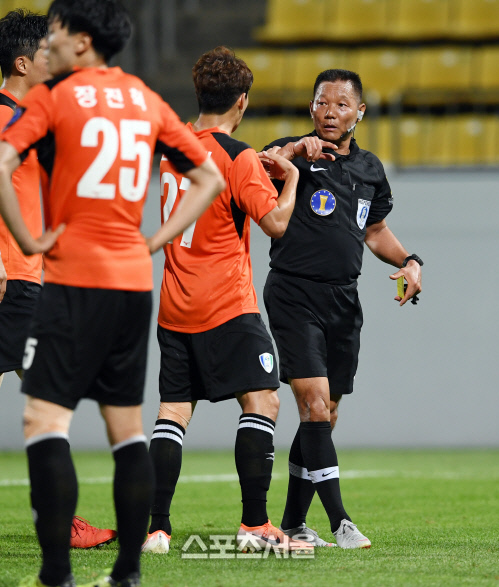 [포토]착각한 주심, '저 친구가 아니었나?'