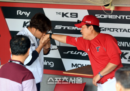 [포토]박석민, 박흥식 감독대행 향한 애정 표현