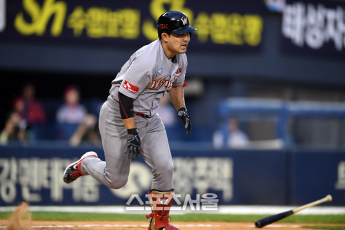 [포토]SK 정의윤, LG 선발 신정락 상대 추격 적시타