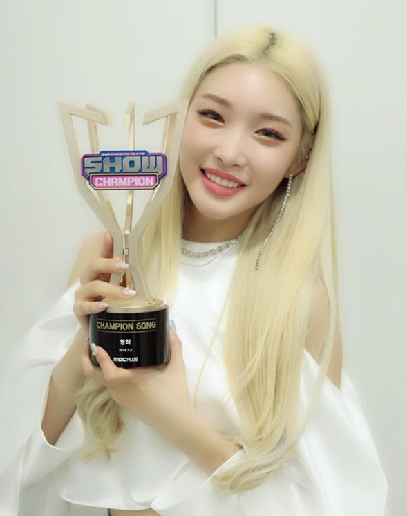 청하, '쇼챔피언' 1위 인증샷 "활동 막 시작했는데 감사해"