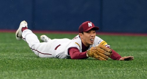 다이빙 캐치 성공 박정음, 원샷에 투아웃![SS포토]