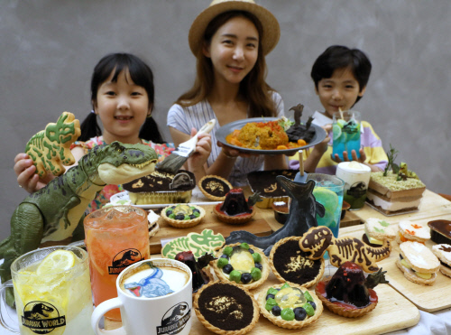[포토] 이 공룡은 무슨 맛일까? 롯데百, ‘쥬라기 월드 카페’ 운영