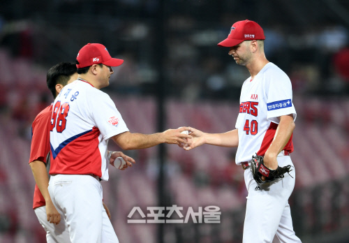 [포토]4회를 넘기지 못하고 강판되는 KIA 선발 터너