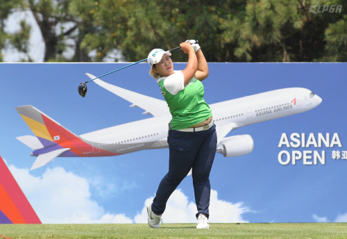 나희원 10번홀 티샷 날리고 있다