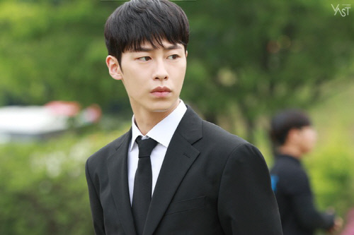 '검블유' 이재욱, 독보적 피지컬 포착…잔디밭도 런웨이로