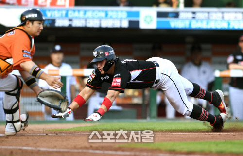 [포토]KT 황재균, 동점 득점 들어갑니다!