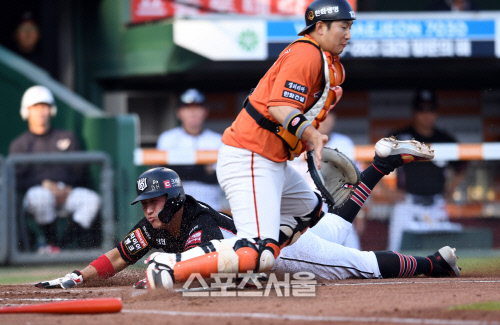 [포토]황재균, 곧바로 동점이야!