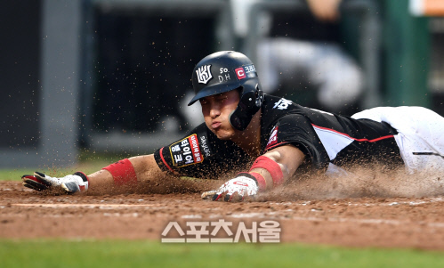[포토]KT 황재균, 거침없는 홈 슬라이딩 득점
