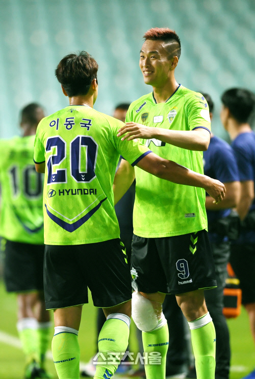 [포토]중국행 앞둔 김신욱, 이동국의 골에...