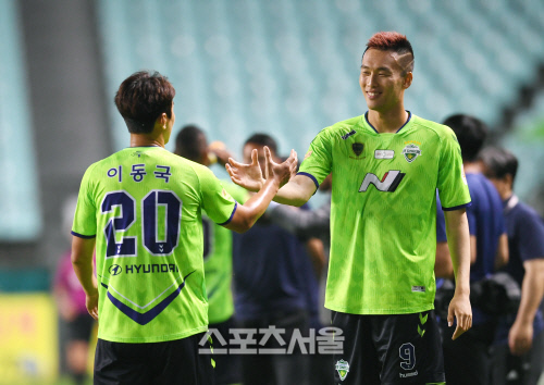 [포토]이동국의 골에 하이파이브 나누는 김신욱
