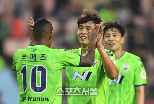 [포토]이동국, 밥상 차려준 로페즈와 하이파이브