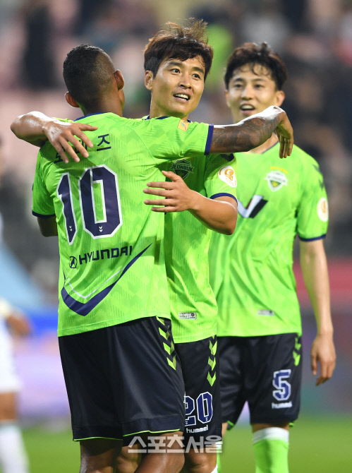 [포토]쐐기골 만들어낸 이동국-로페즈