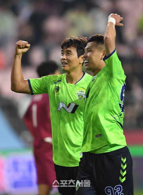 [포토]쐐기골 이동국, '다시 1위입니다!'