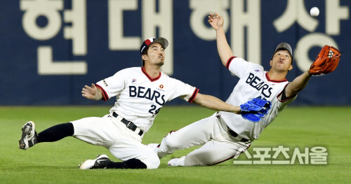 [포토] 두산 오재원-백동훈, 아찔했던 12회 수비!