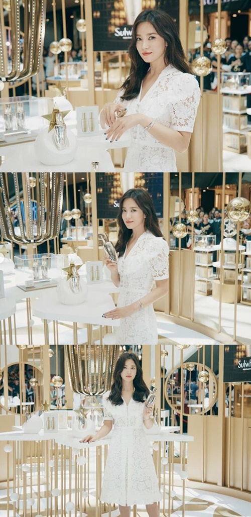 송혜교, 파경 이후 첫 공식 석상 "변함없는 미소"