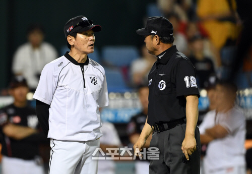 [포토]심판 재량에 의한 비디오판독에 어필하는 이강철 감독