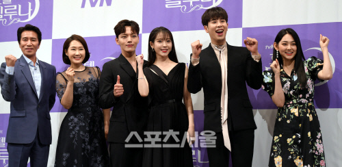 [포토] 화이팅 외치는 \'호텔 델루나\' 출연진들