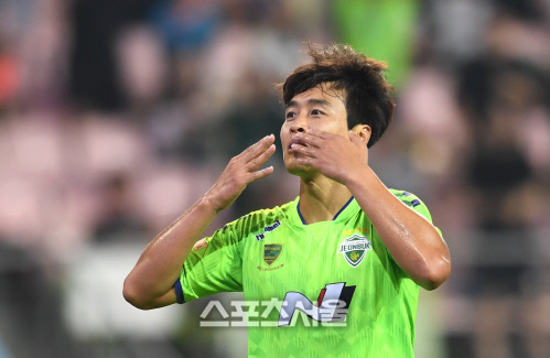 김신욱 떠난 전북의 우승 레이스, 이동국에 물어봐