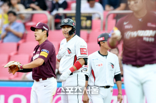[포토] 적시타 친 황재균 '휴! 2루로 안 뛰기 잘했어'