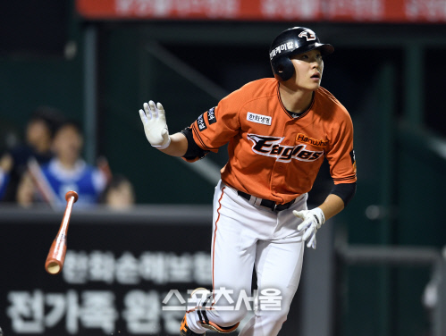 [포토]한화 정은원, 첫 안타는 2루타로