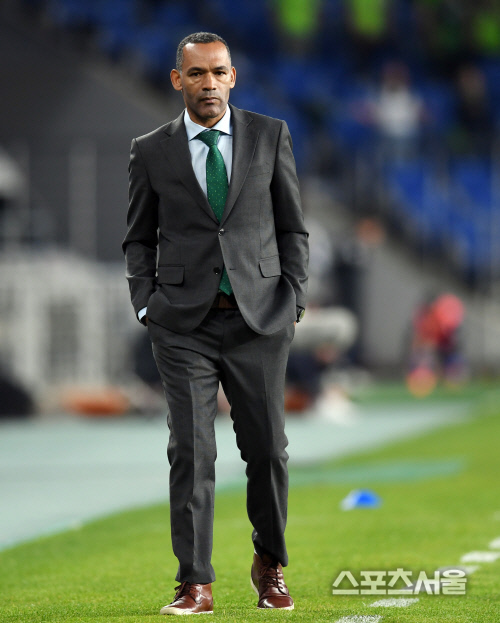 [포토] 모라이스 감독 \'경기가 안풀리네\'