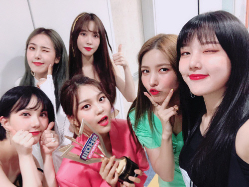 여자친구, '쇼챔피언' 1위 트로피 추가… 음악방송 통산 55관왕 등극