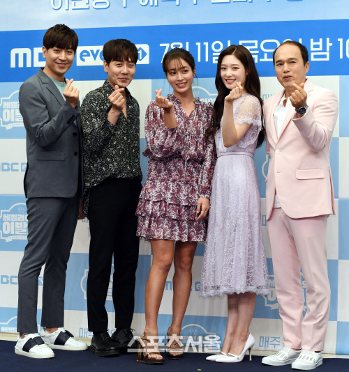 [포토] 에릭-앤디-이민정-정채연-김광규 '사랑스런 하트 포즈'