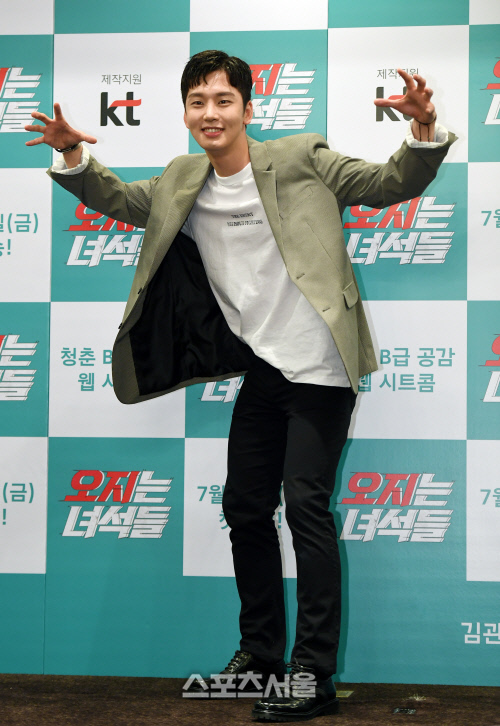 [포토]\'오지는 녀석들\' 이민호, 마술 부리는 중!
