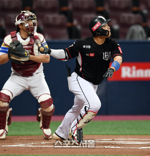 [포토]KT 강백호, 큰 바운드 덕에 내야 안타