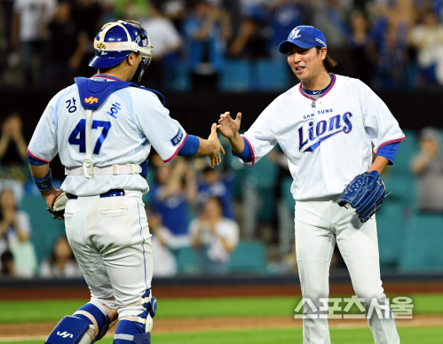 [포토] 삼성 우규민, 4-2 승리에 마침표!