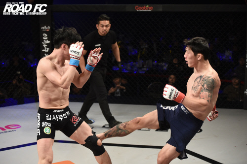 [로드FC 055]태권도의 홍영기를 상대하는 난딘에르덴, 나도 무에타이를 해서 킥도 잘하거든...