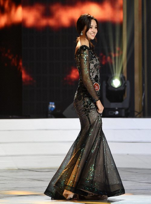 런웨이를 걷는 2019 미스코리아 진 김세연, 미녀의 걸음걸이는 곱군~[포토]