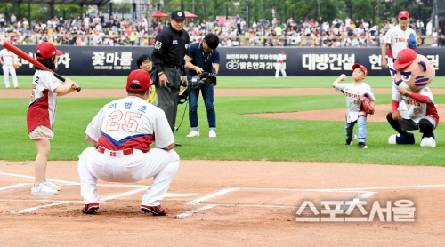 [포토] KIA 이범호, 자녀들과 함께...은퇴 경기의 시작을...