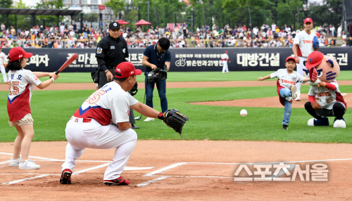 [포토] KIA 이범호, 마지막 경기는...자녀들과 함께!