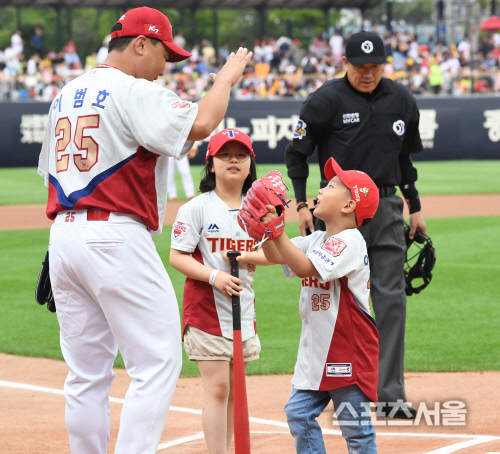 [포토] KIA 이범호, 자녀들과 마지막 하이파이브를~!