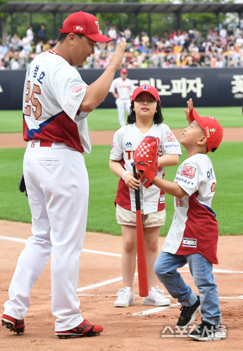 [포토] KIA 이범호, 자녀들과 하이파이브하며...은퇴경기를!