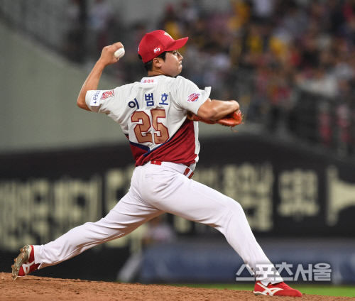 [포토] KIA 이준영, 이범호의 이름을 걸고...역전을 위해!