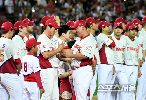 [포토]  KIA 이범호, 잘 있어라...친구야...