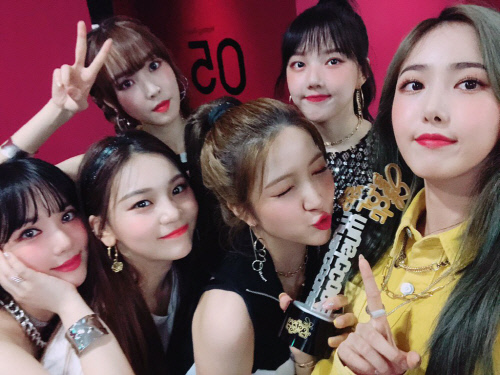 '5관왕' 여자친구, MBC '쇼! 음악중심' 1위…식지 않는 '열대야' 시즌